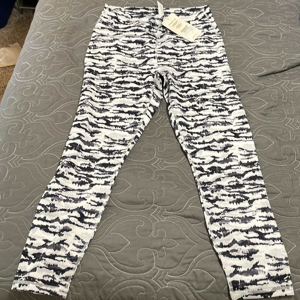 NWT Fabletics L high waisted powerhold printed leggings